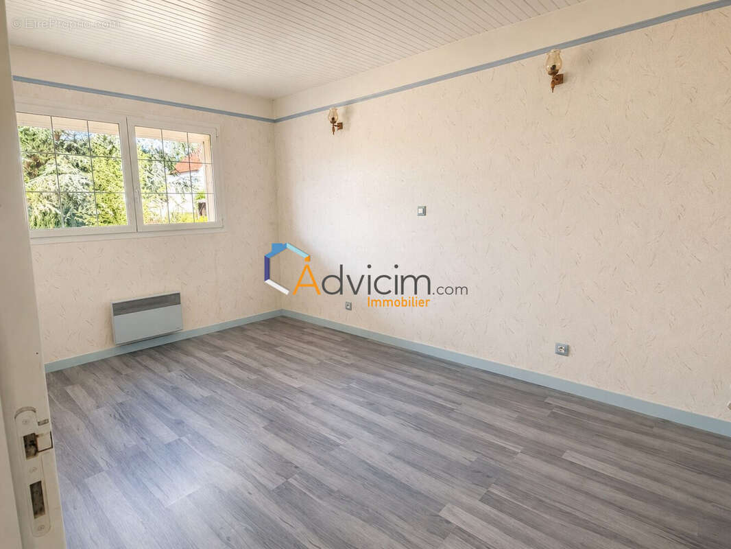 Maison 220 m² à Saint-Maurice-Sur-Fessard  - photo 9
