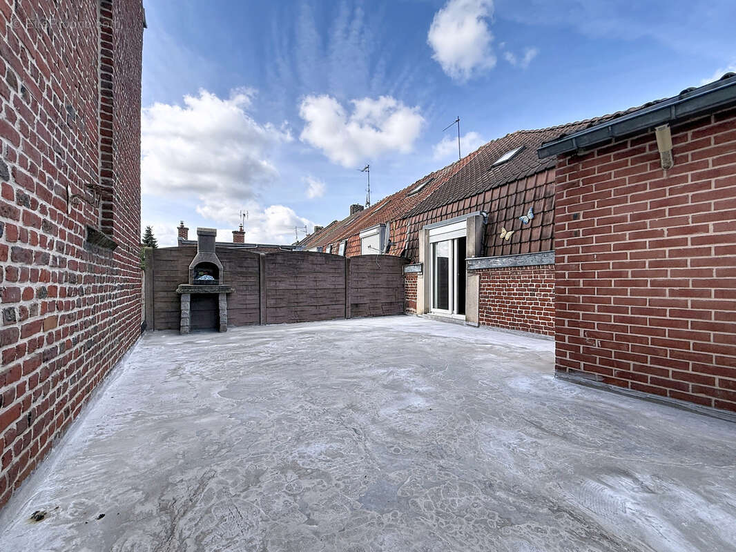 Maison proche des commerces avec terrasse de 42 m2 et un grand garage. - photo 10