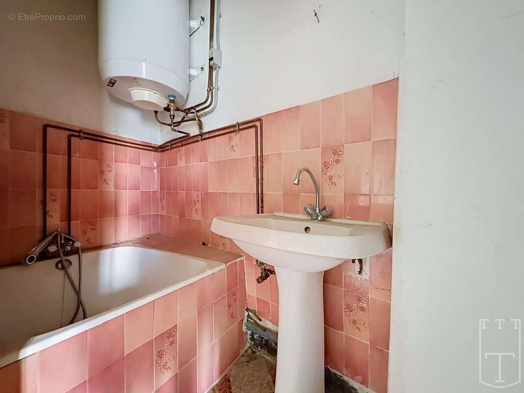 Maison en pierre A RENOVER avec possibilité de créer plusieurs logements. - photo 26
