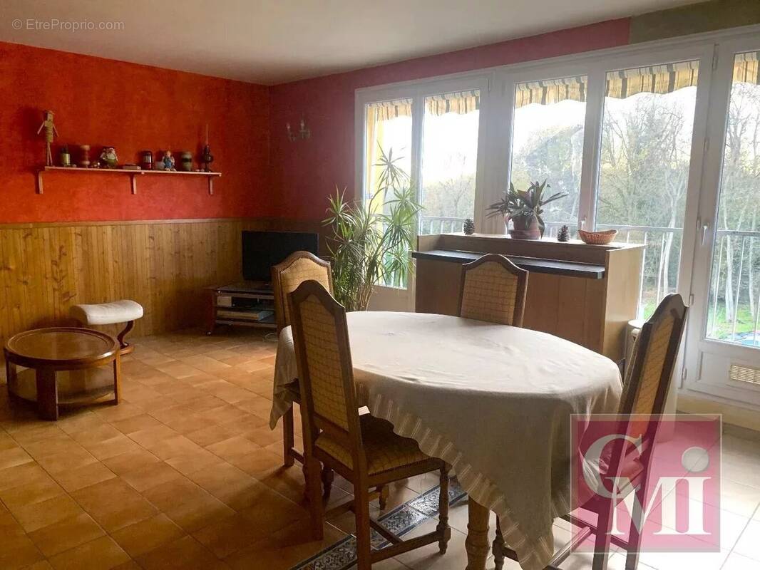 Appartement à BRUYERES-LE-CHATEL