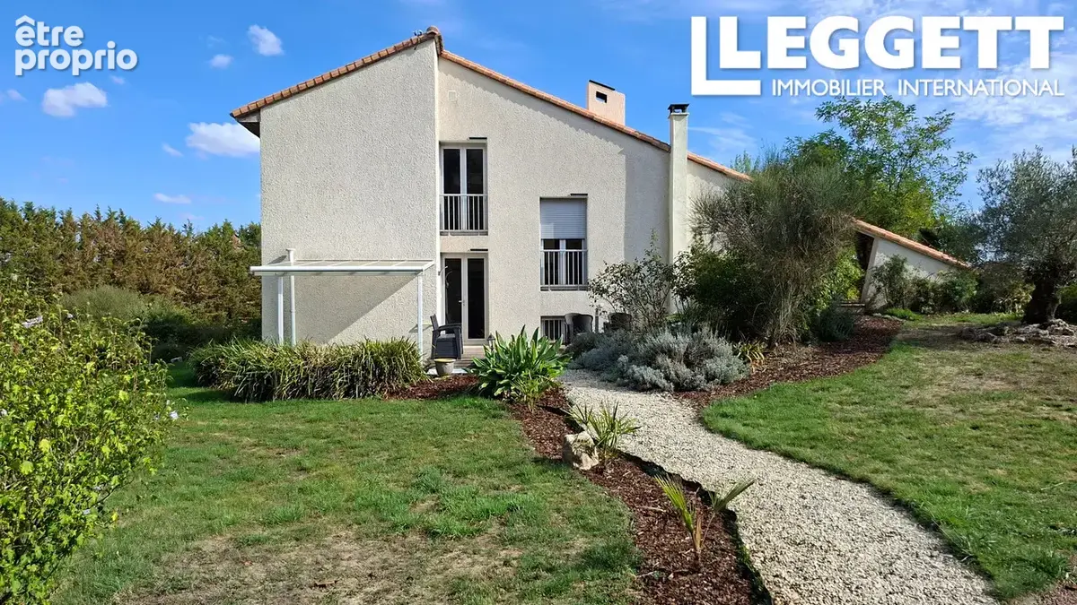 Maison d'architecte, offrant 5 chambres, 4 salles d'eau, garage et plus de 1,3 hectares de jardin avec étang - photo 2