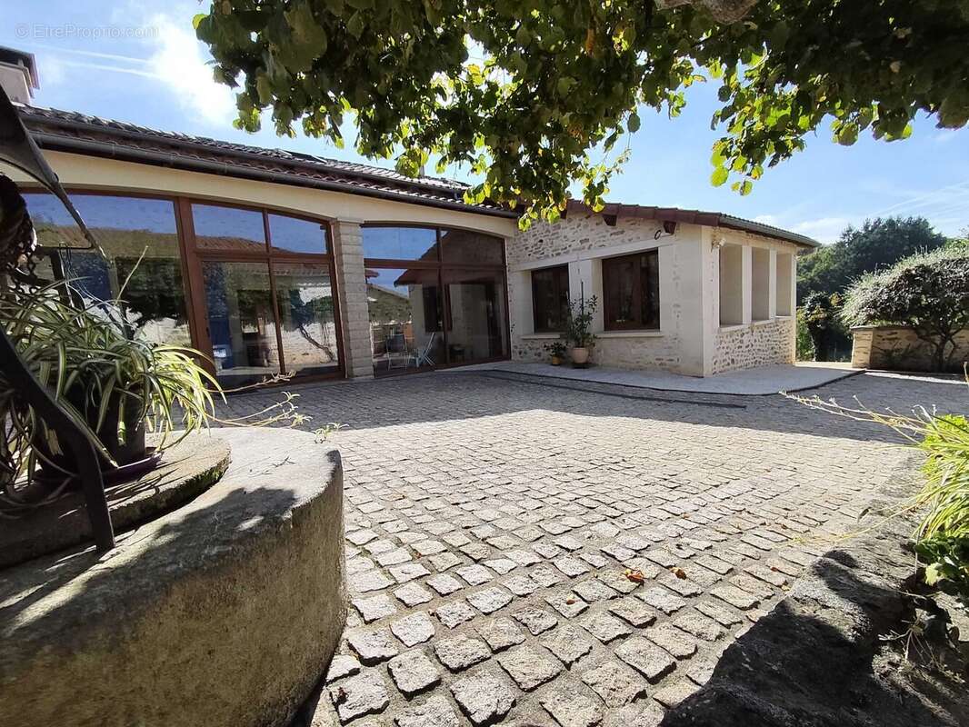 Maison 200 m² à Chasseneuil-Sur-Bonnieure  - photo 3