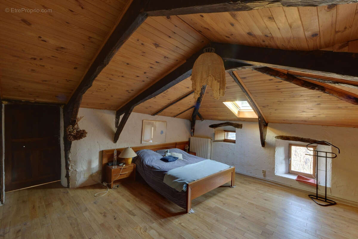 Maison à SAINT-SAUVEUR-DE-MONTAGUT