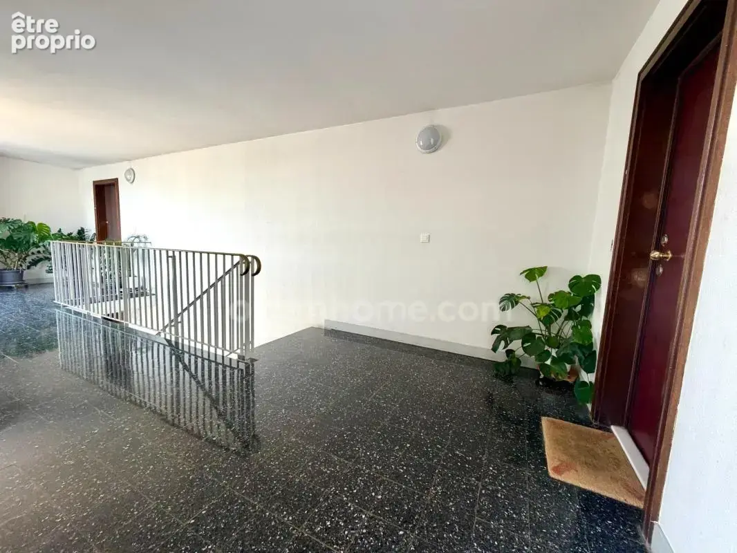 Appartement 4 pièces, 3 chambres / balcon / cave / parking / terrain de tennis - photo 3