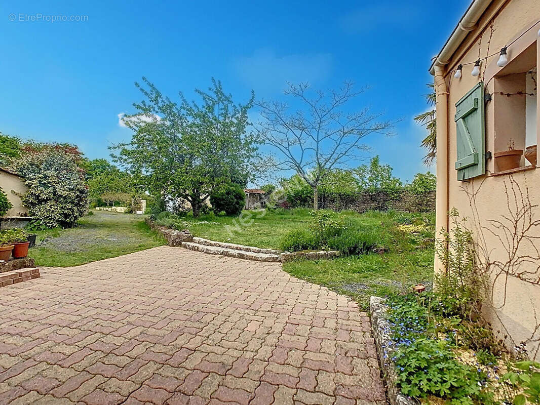 Venez découvrir cette magnifique maison en pierres apparentes, nichée dans un écrin de verdure, à seulement 5 km de l'axe Nantes - photo 2