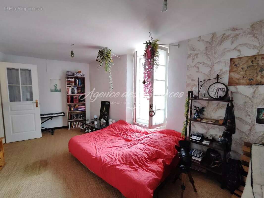 Appartement à VARAGES