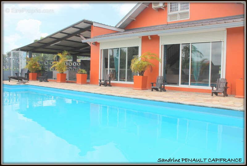 A vendre a kourou un magnifique complexe immobilier de 8 appartements (r+1) de 960 m² - une villa t5 (r+1) de 310 m² - terrain 1 - photo 3