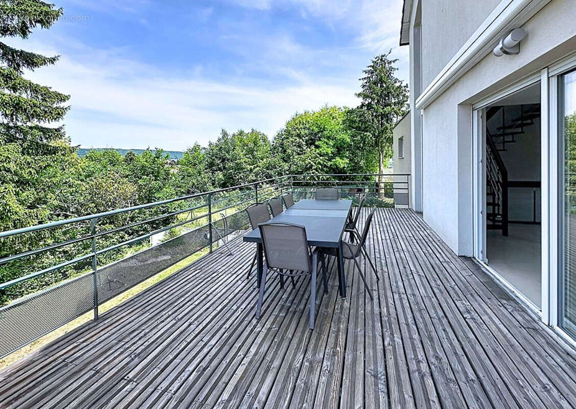 Villa lumineuse avec jardin et piscine - photo 3