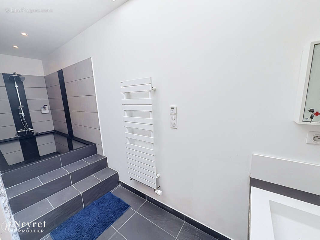 Tartaras   maison de village en pierre   env. 180 m2   4 chambres   garage 36m2 - photo 10