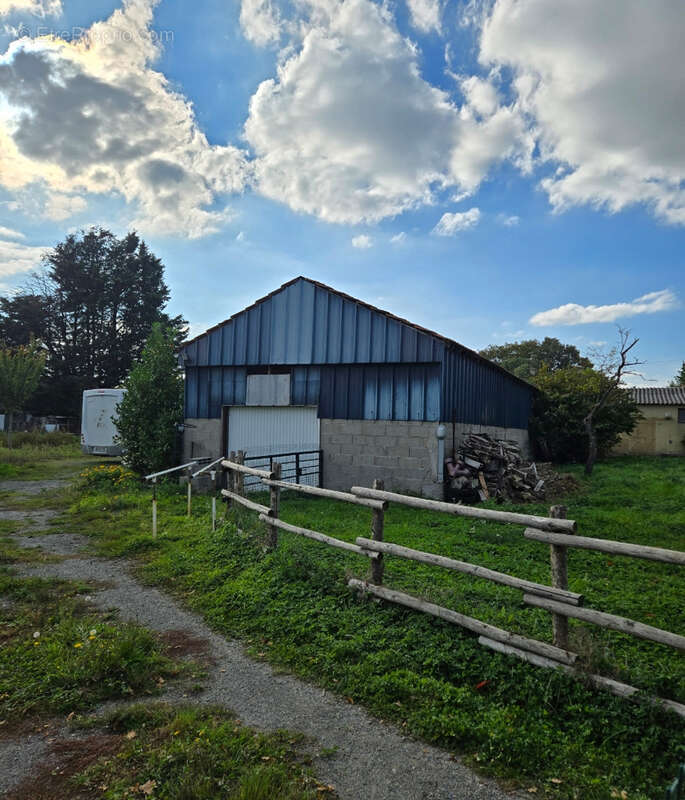 Maison à POILLE-SUR-VEGRE