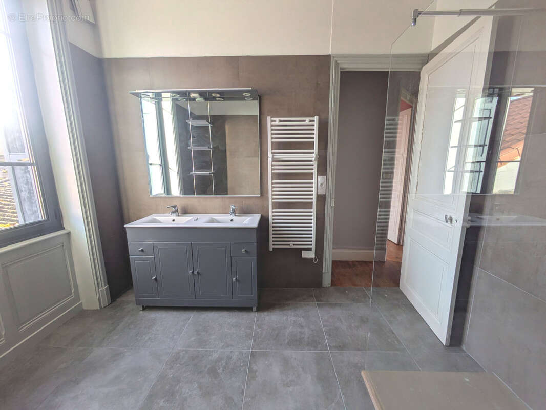 Proche du centre de FEURS, Appartement de 125m2 à vendre. - photo 5