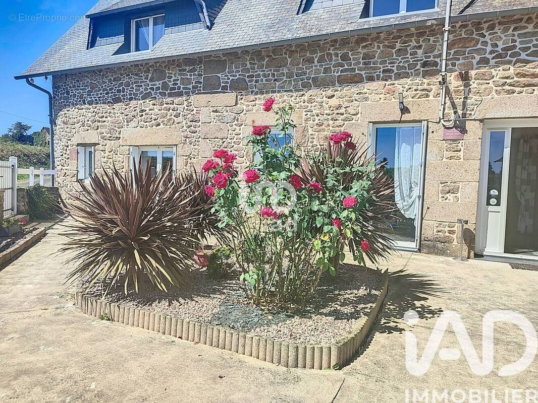 Photo 1 - Maison à BAZOUGES-LA-PEROUSE