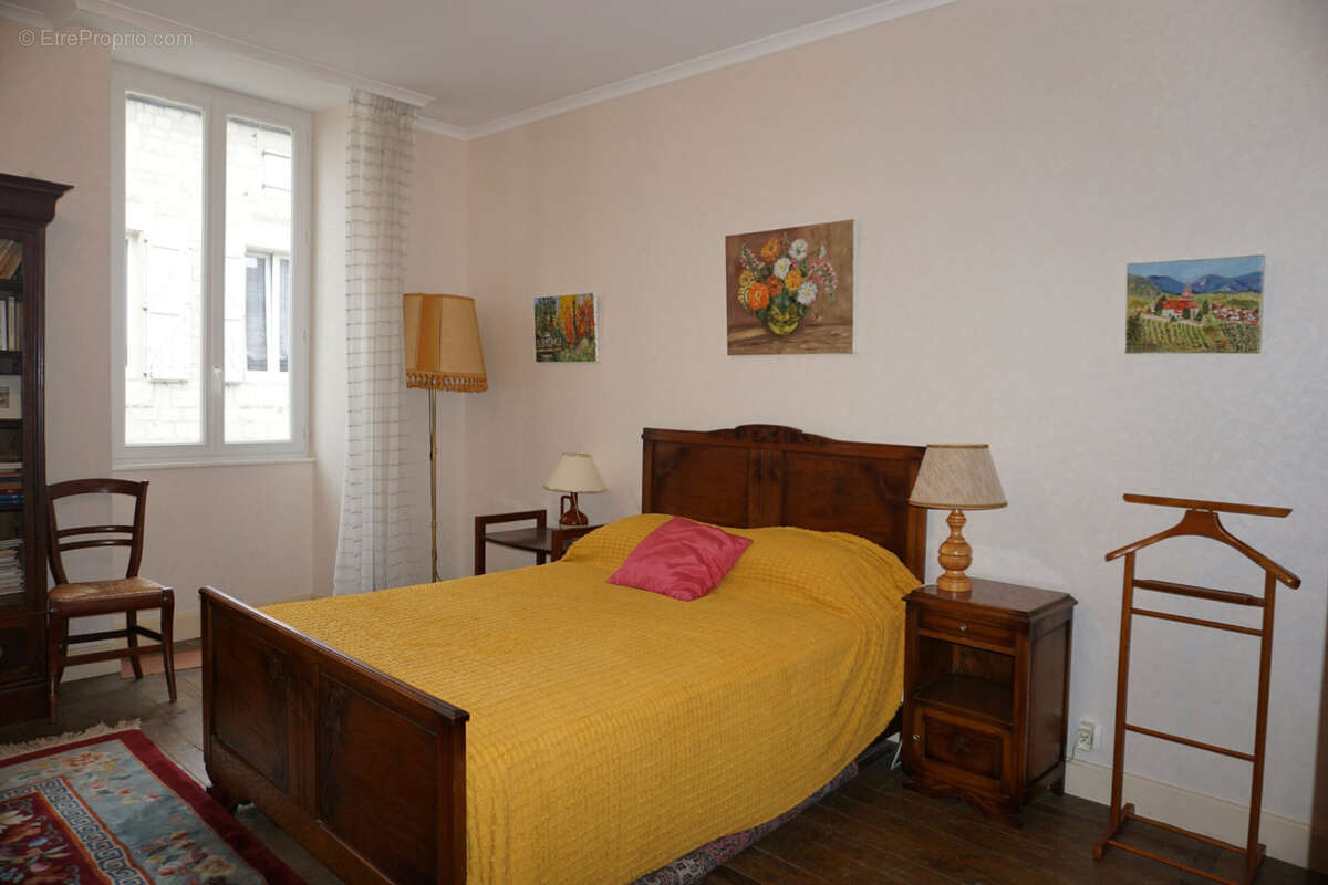 Maison à CASTELNAU-MONTRATIER