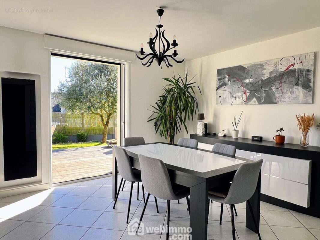 ... et un séjour lumineux ouvert sur la terrasse. - Maison à MONTREUIL-JUIGNE