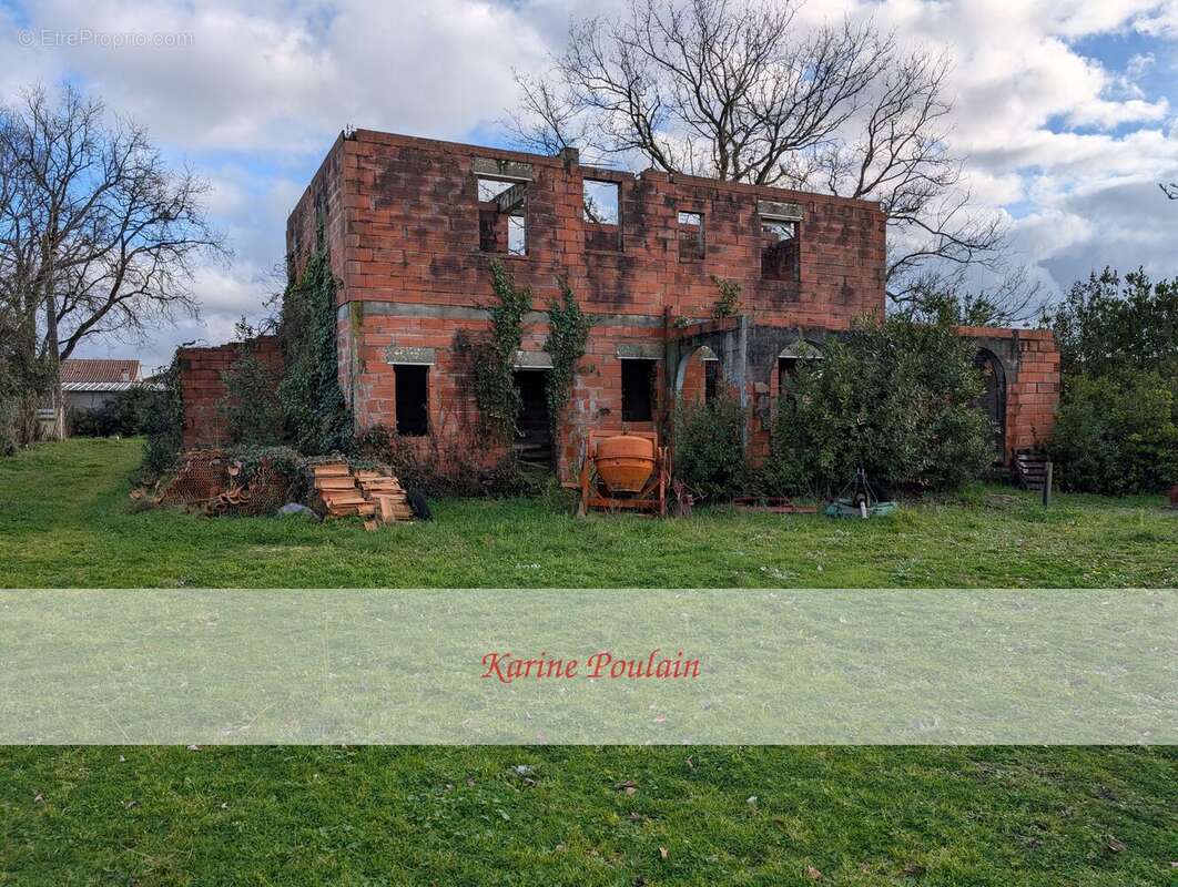Terrain à AMBARES-ET-LAGRAVE