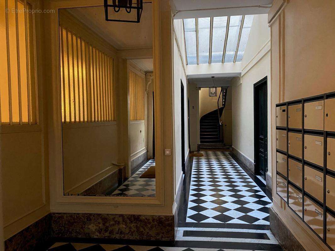 Commerce à PARIS-9E