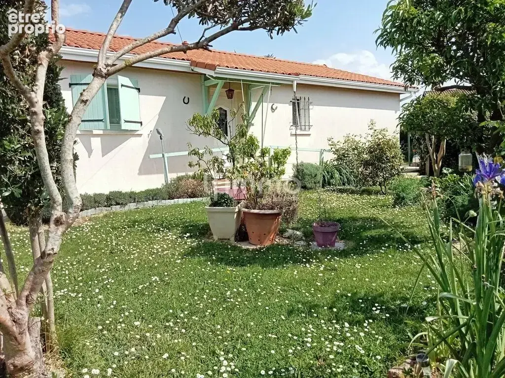 Maison à VILLECOMTAL-SUR-ARROS