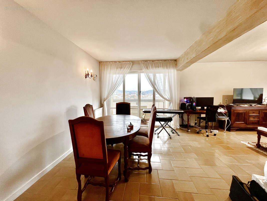 Appartement à BAGNOLS-SUR-CEZE