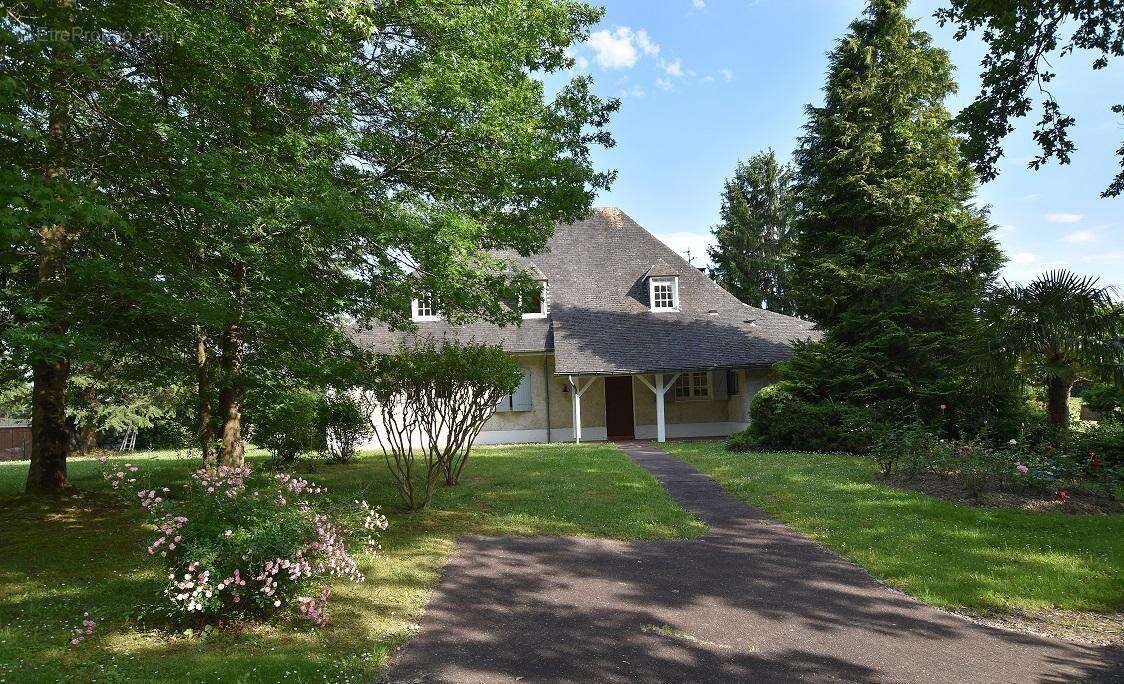 Maison 8 pièces et une dépendance - Mourenx - Bourg (64150) - photo 2