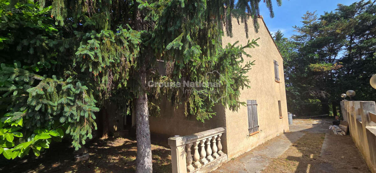 LES PENNES MIRABEAU, secteur calme et recherché, Villa de 100 m²  à rénover avec travaux de type 4 sur parcelle  de terrain de 4 - photo 12