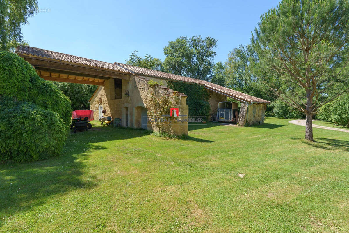 Maison 272 m² à Saint-Andre-De-Cubzac  - photo 3