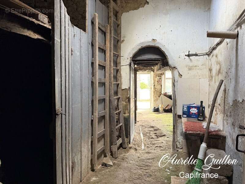 Maison en pierre à rénover – Fort potentiel – Saint-Servant - photo 5