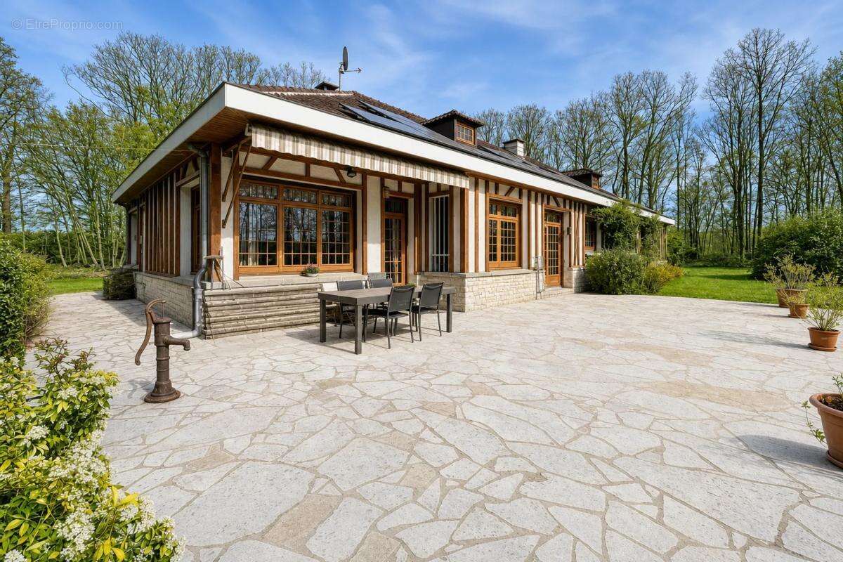 Majestueuse Maison Familiale de 303m², 2ha de Parc - photo 2