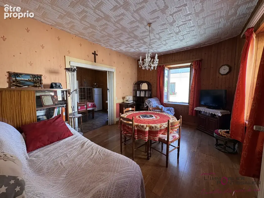 Frasne : maison individuelle offrant de beaux volumes, fort potentiel, garage - photo 9