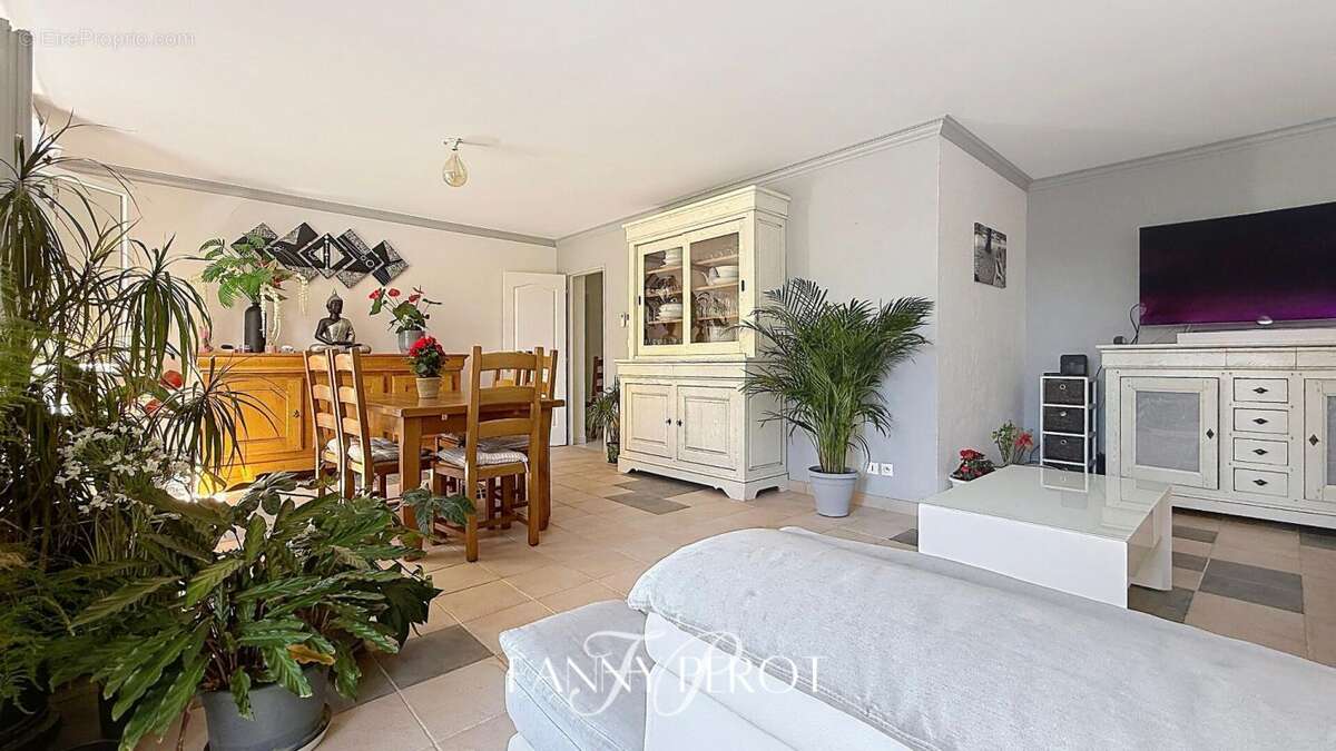A Saint-Cyprien, maison 4 faces de 120m² sur une parcelle de 838m² avec piscine et garage - photo 6