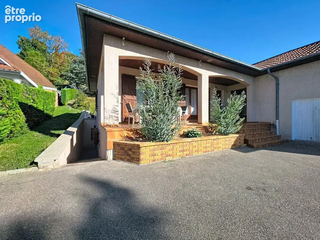 Maison - 3 Chambres - Sous sol complet - Cave - Double Garage - Deux terrasses - Pergola - Piscine - Jardin - Proche toutes comm - photo 4