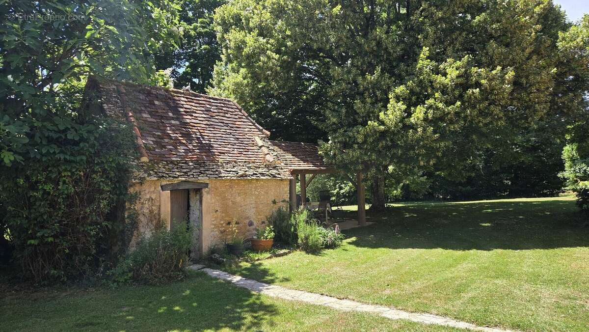 Ensemble périgordin rénové, ses deux roulottes et terrain de plus de 4 ha. - photo 11