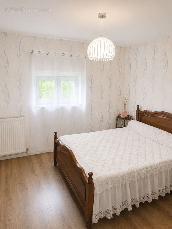 Une chambre - Maison à GERGY
