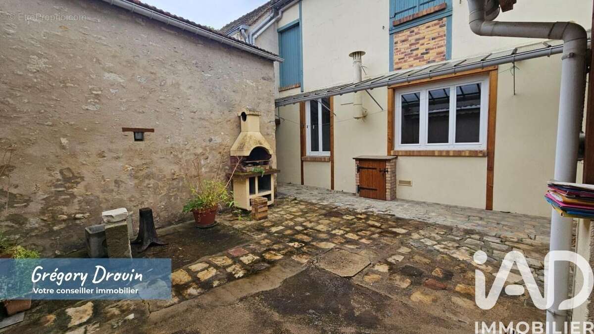 Maison 162 m² à Tousson  - photo 2