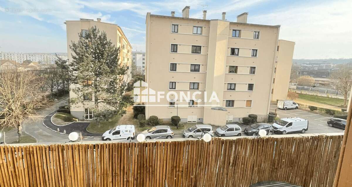 Appartement à LES CLAYES-SOUS-BOIS