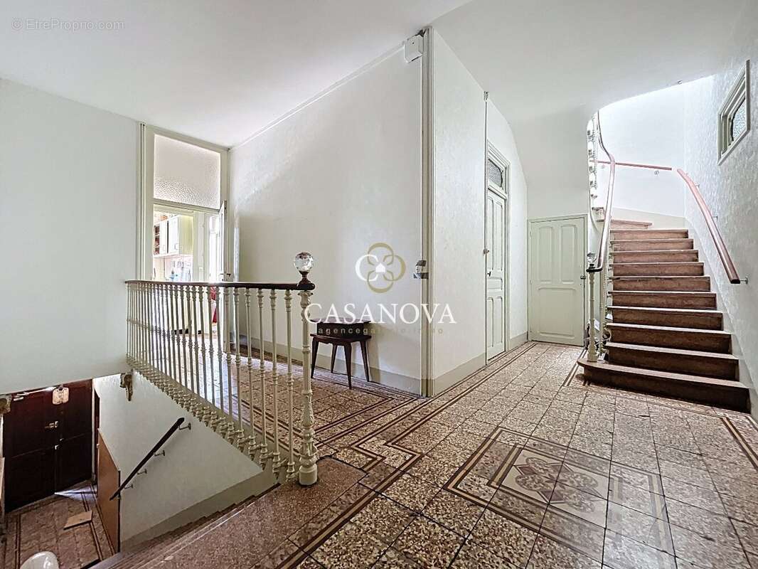 À vendre à Hérépian : grande maison de ville 300 m² avec cour, 2 garages, terrasses et fort potentiel de rentabilité proche de L - photo 2