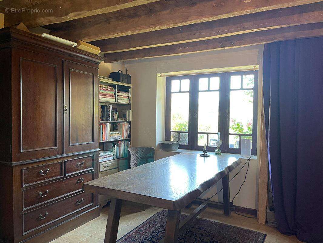 Maison authentique du XVIIIe siècle avec trois grandes granges, belle vue et terrain de 1,4 hectare - photo 8