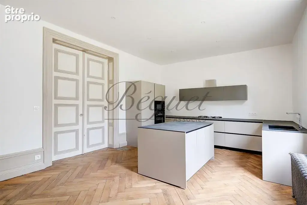 Tours (37000), Indre-et-Loire – Maison rénovée de 330 m², 6 chambres, jardin et 2 parkings - photo 5
