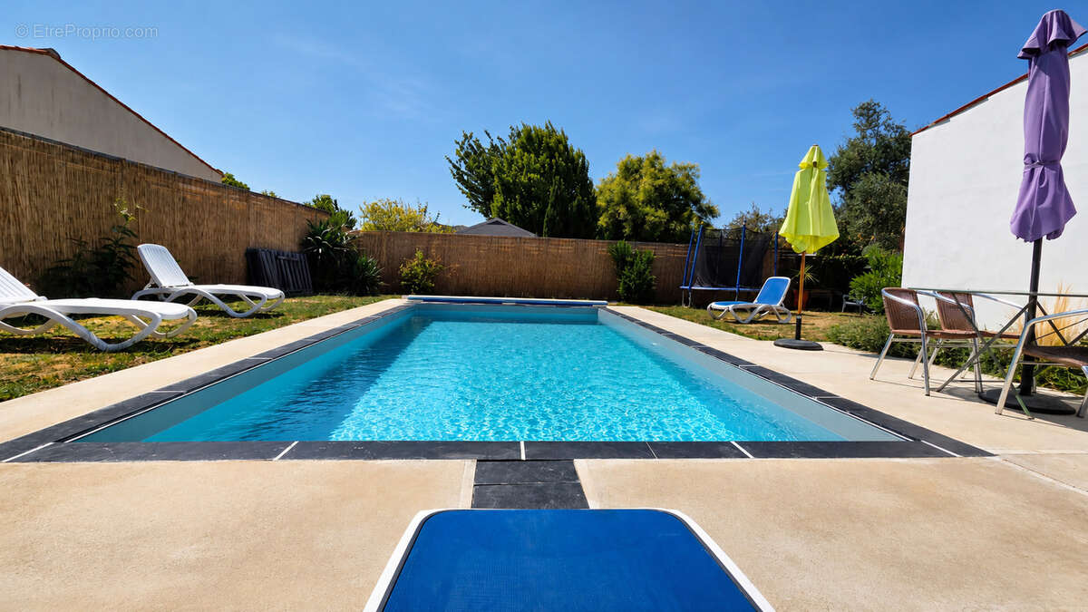 Maison de plain pied comprenant 5 chambres et studio indépendant et piscine chauffée - photo 2