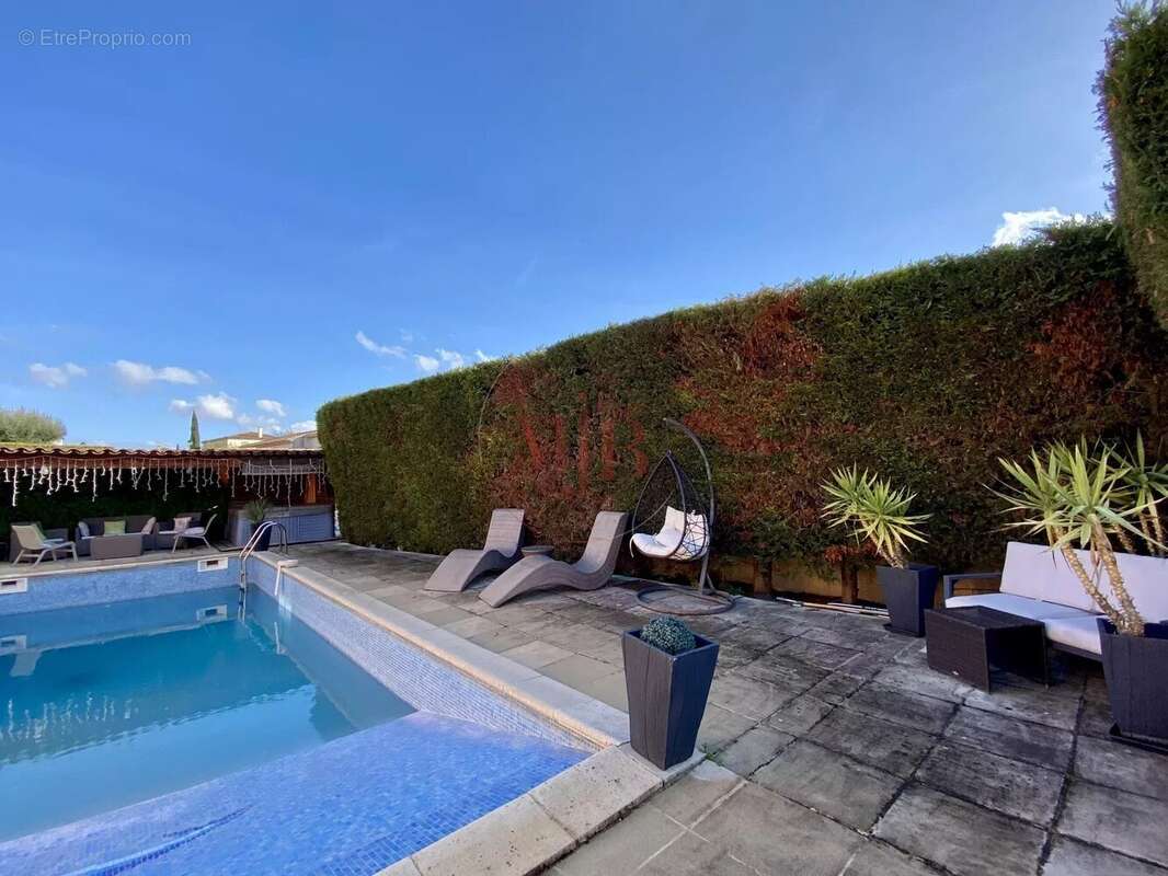 Maison à CHATEAUNEUF-LE-ROUGE