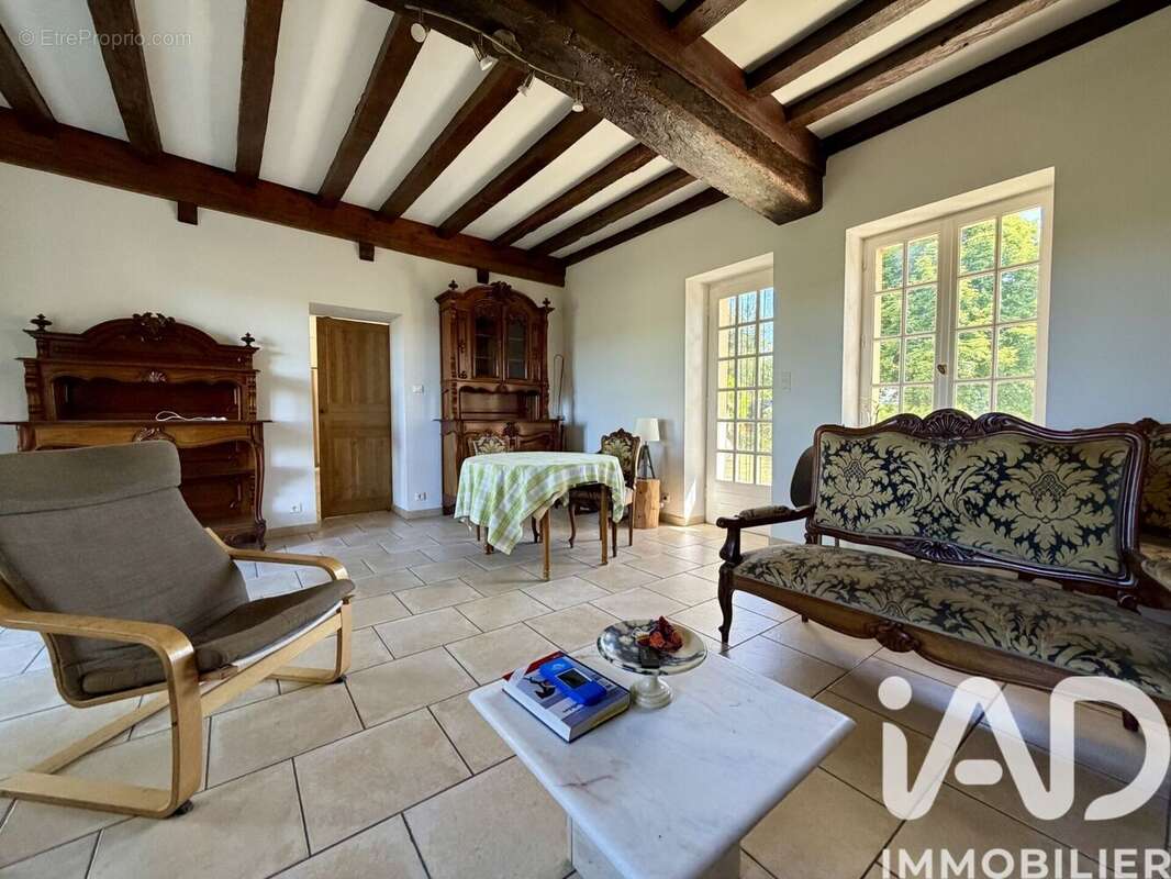 Maison 249 m² à Saint-Ambreuil  - photo 3