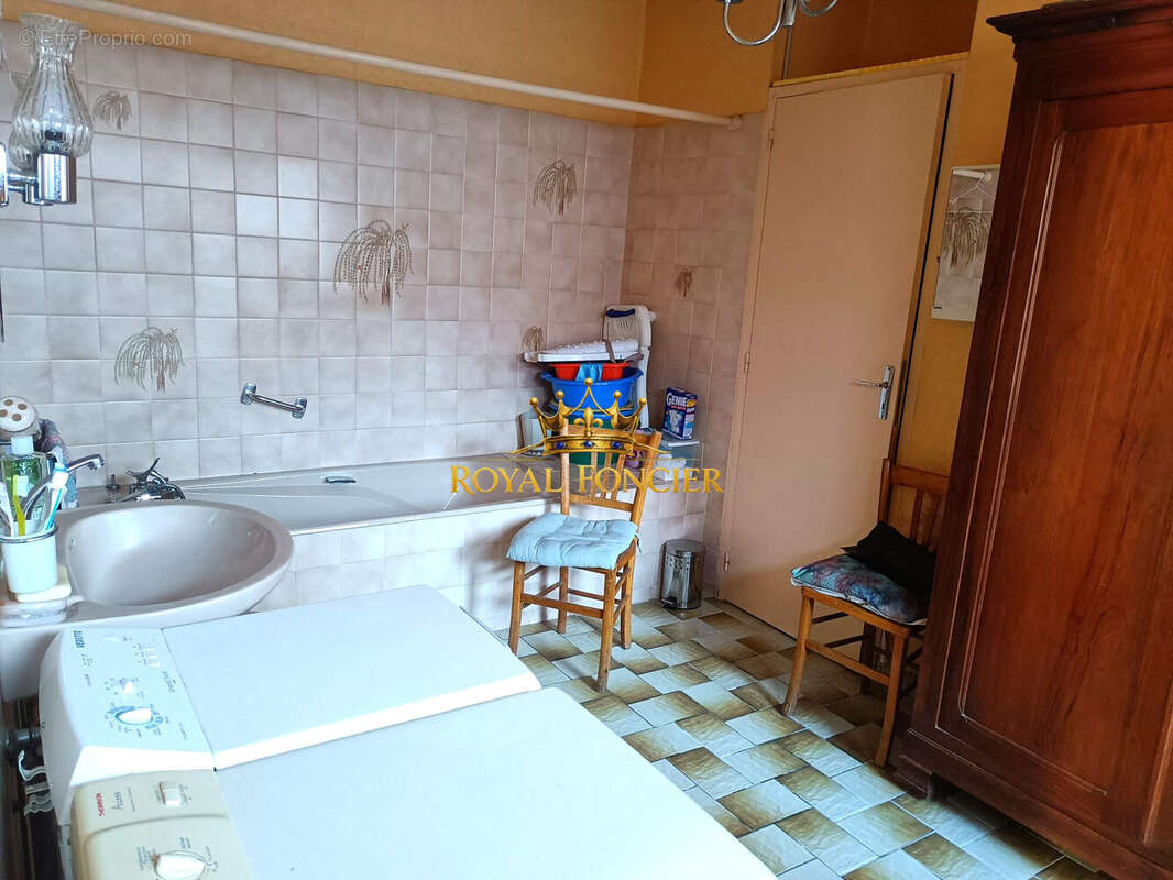 Salle de bain RDC - Maison à LA CELLE-SAINT-AVANT