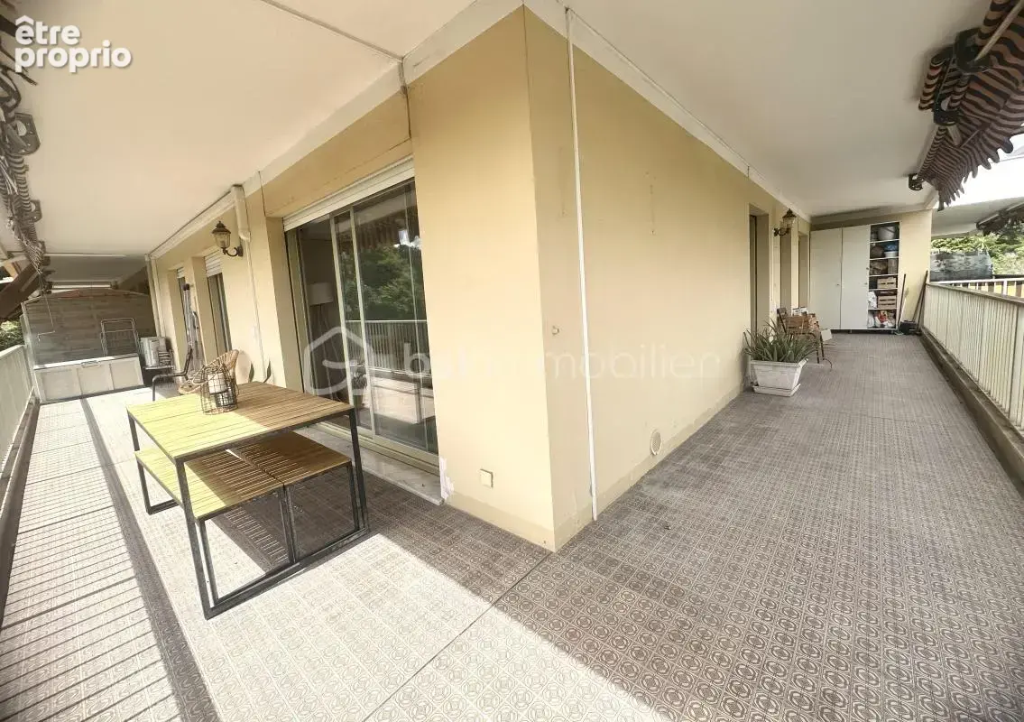 Vence - dernier étage - 4p recement renové  - terrasse 42m2  - vue panoramique verdure, mer et montagnes - garage, parking et ca - photo 12