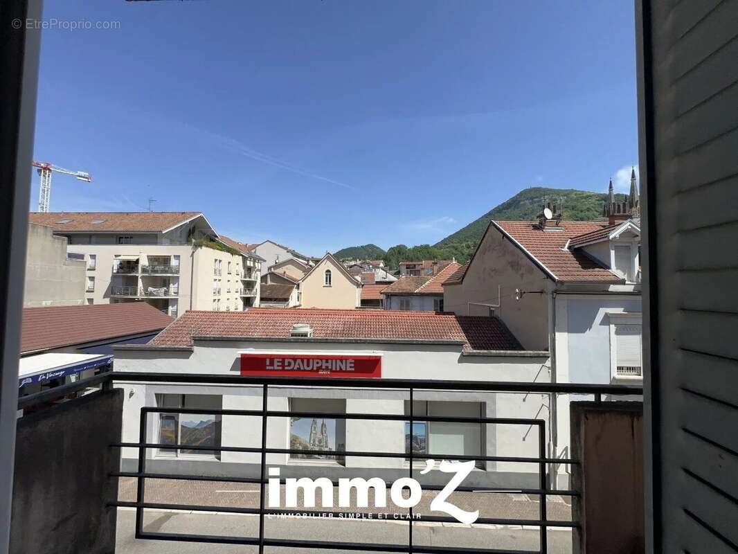 Voiron centre, t1 bis avec balcon - photo 2