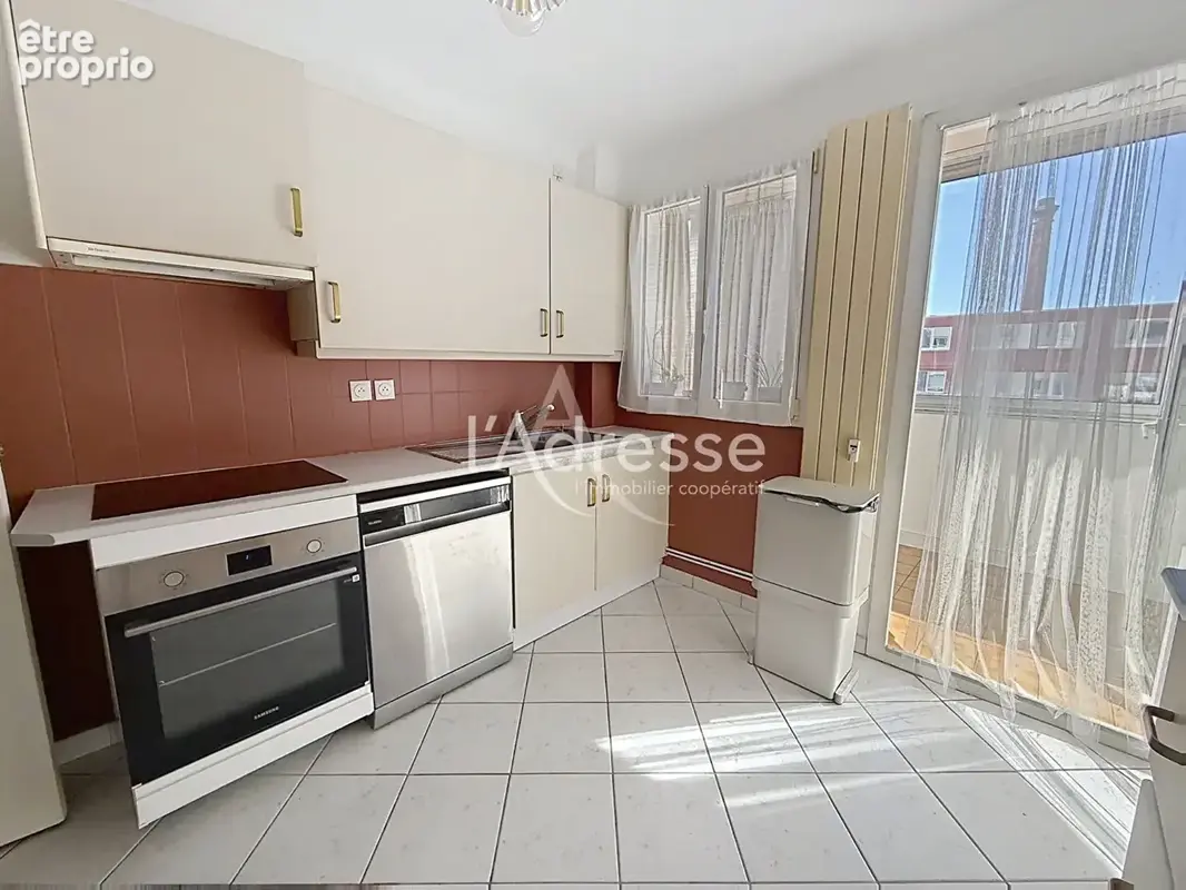Etage élevé avec ascenseur , 91 m2 rénové en 2024 - balcon. DPE C - photo 10