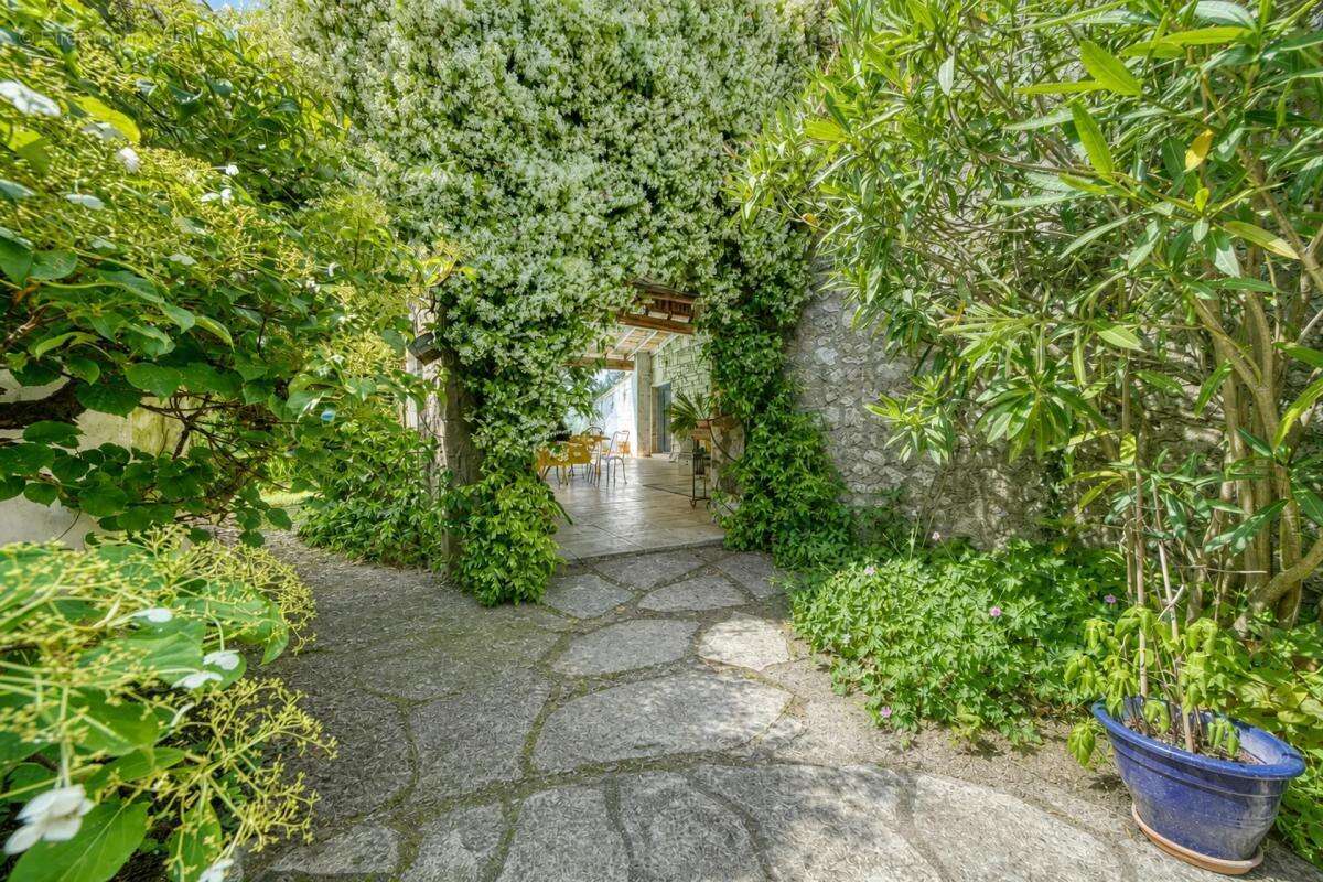 Maison de 8 pièces de 270 m² à Sainte-Gemme - photo 27