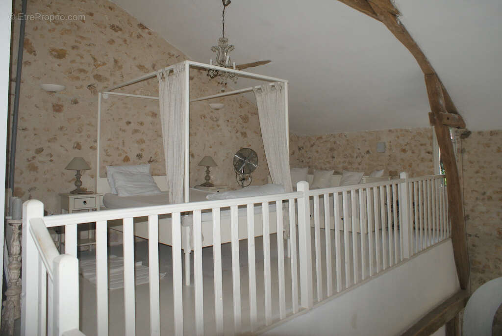 A VOIR. Belle maison en pierre de 4 chambres avec dépendances et vues sur terrain d'environ 2811m2 - photo 9