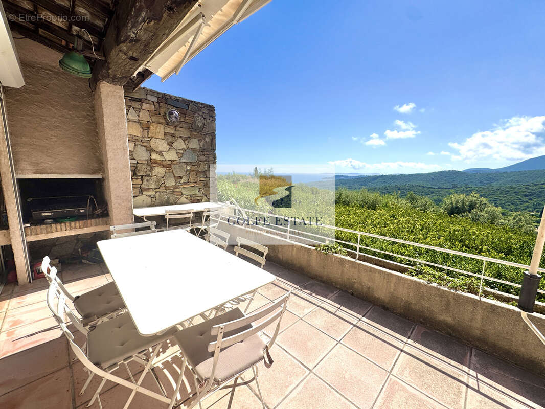 EXCLUSIVITÉ : Maison mitoyenne avec piscine, vue mer, 4 chambres - photo 2