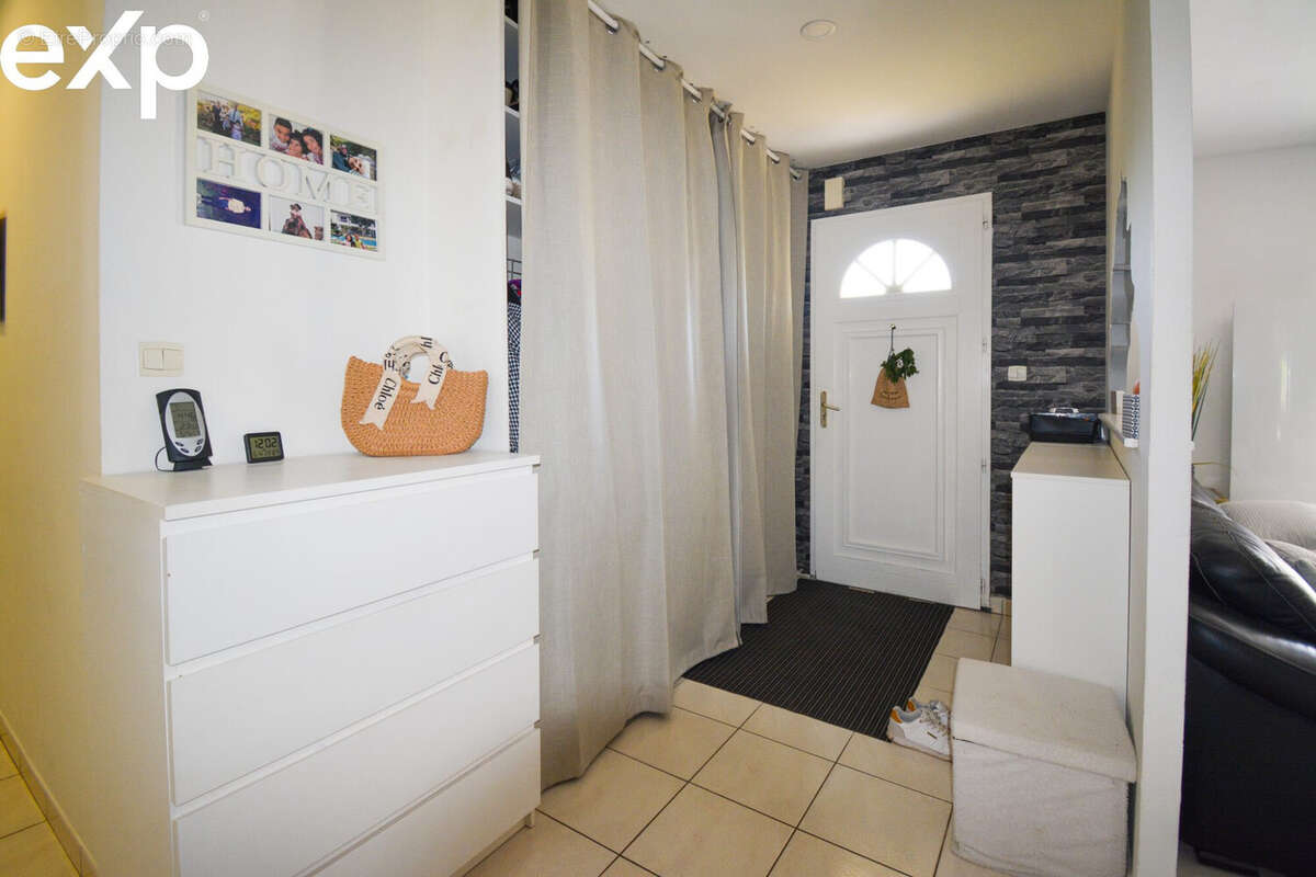 Espace entrée soigné, doté de rangements et d'un dressing.