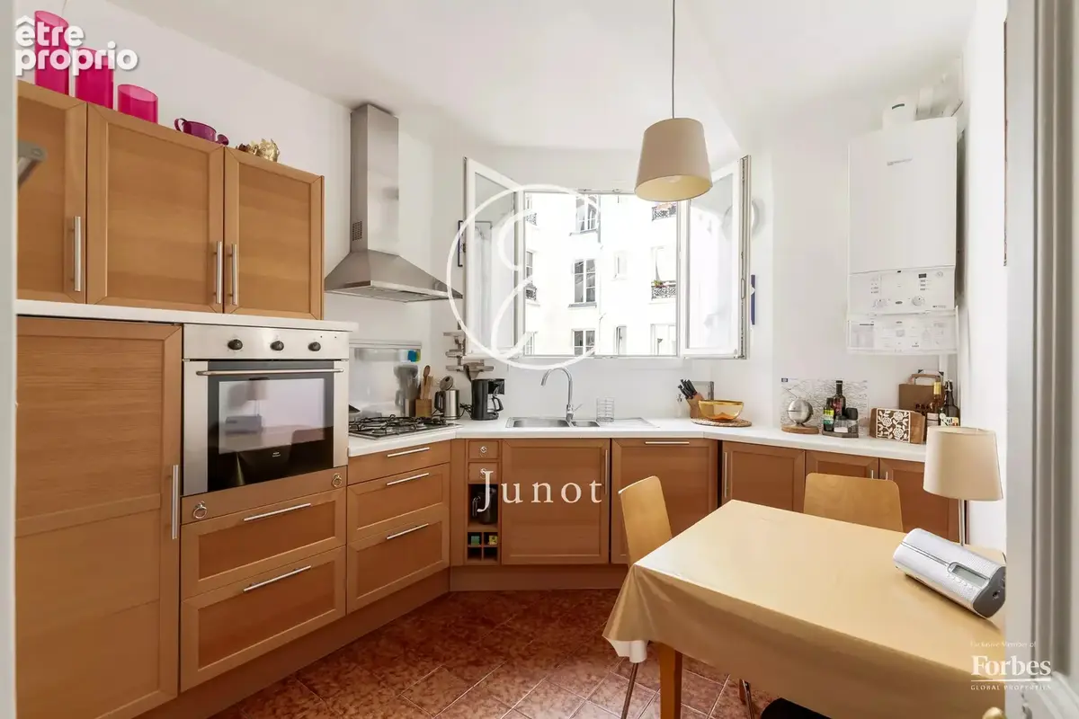Paris 18e - ABBESSES / RUE DES ABBESSES - Appartement - 5 pièces - 114,06m² Carrez - 3/4 chambres - photo 12