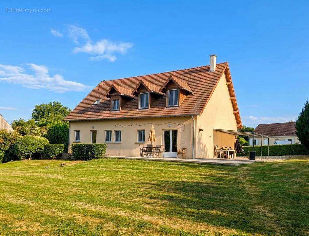 Superbe maison individuelle de 4 chambres, à proximité du centre du village. - photo 2